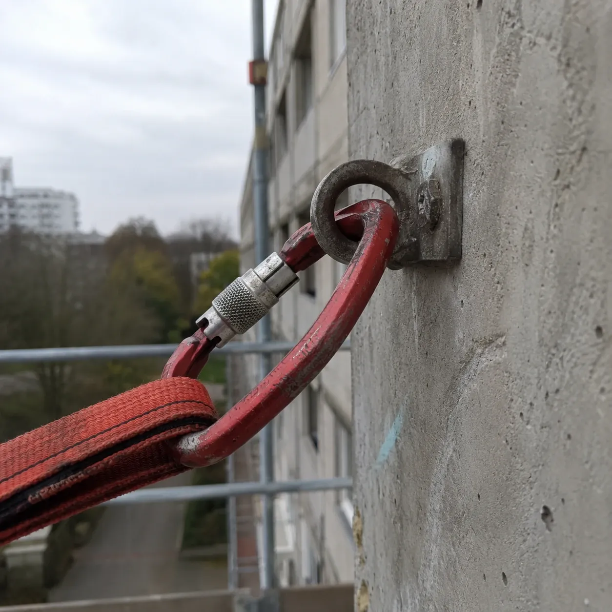 Roter Absturzsicherungs-Karabiner an einem Anschlagpunkt